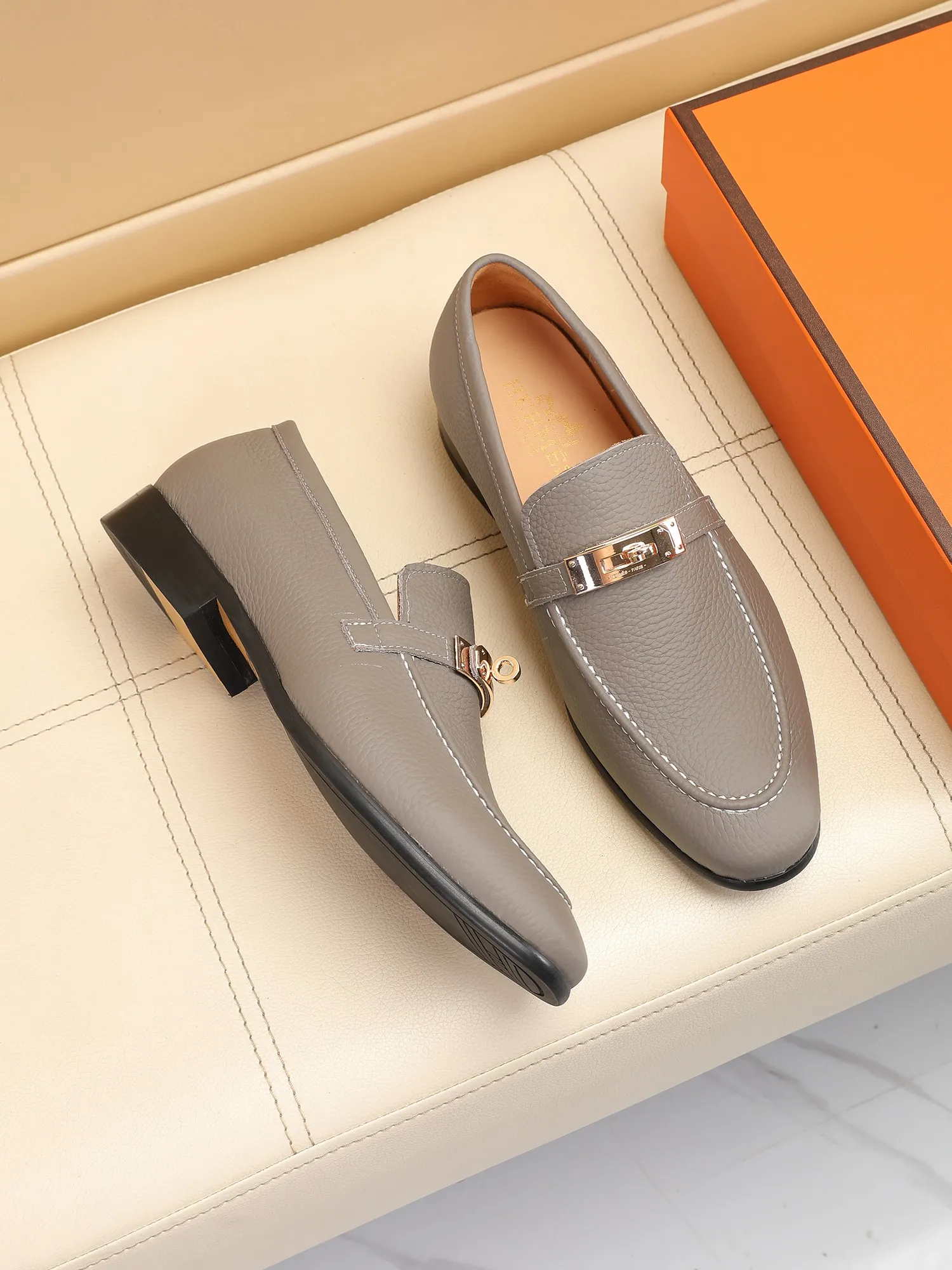 Factory price 440💶[HERMES] (cowhide lining)🍀Italian top luxury🍀He does not pursue novel styles and gorgeous colors, but attracts the favor of successful men with his flawless, elegant and classic style! This very, very comfortable, simple and stable style makes it easy to match any style! The pattern is absolutely 1:1 refined from the original case, and we strive for excellence in materials, imported cowhide + cowhide lining💪💪💪extraordinary texture👍! .Code number: 39 to 44 (38.4546 customized)
